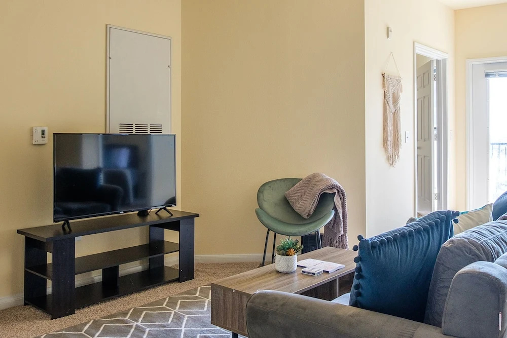 1 and 2 BR Apts in Downtown by Frontdesk