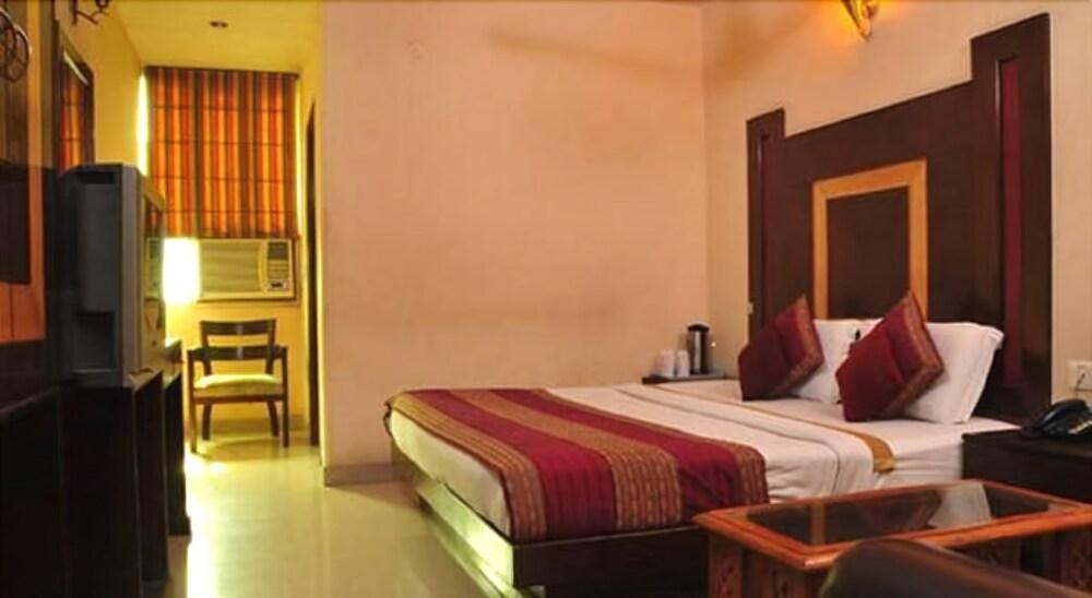 OYO 6408 Hotel Delhi Heart