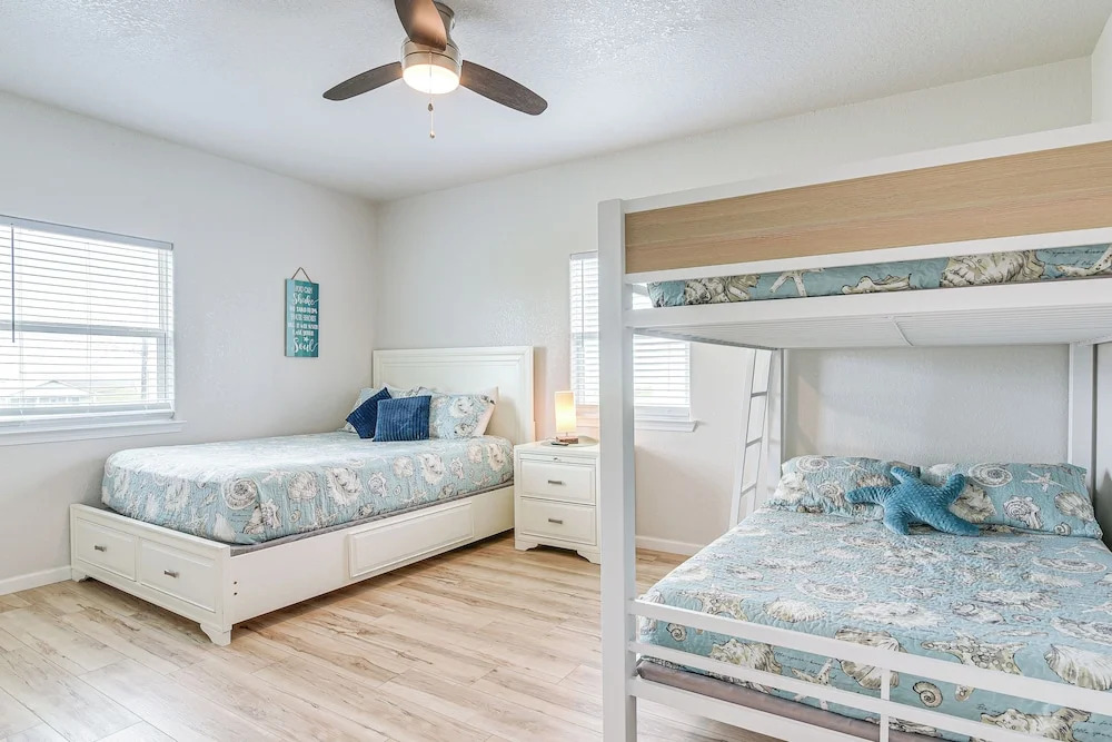 2 Decks, Patio & Views: Beachfront Texas Retreat