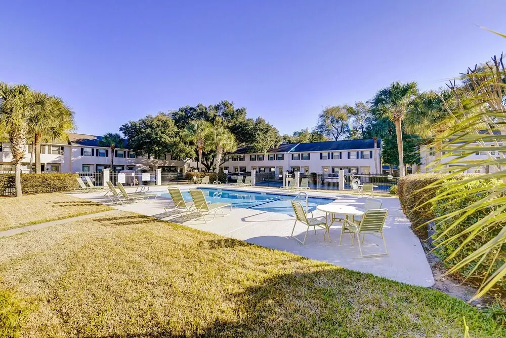 Snowbird-friendly Condo With Patio, Central AC, W/d, Pool & Tennis - Near Beach