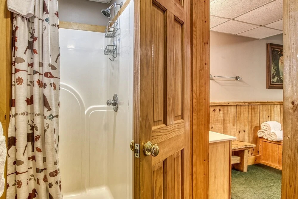 ER83 - Savage Loft - Your Close to the Action Cabin Getaway cabin