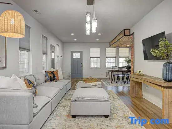 Spacious Renovated Home Near Attractions
