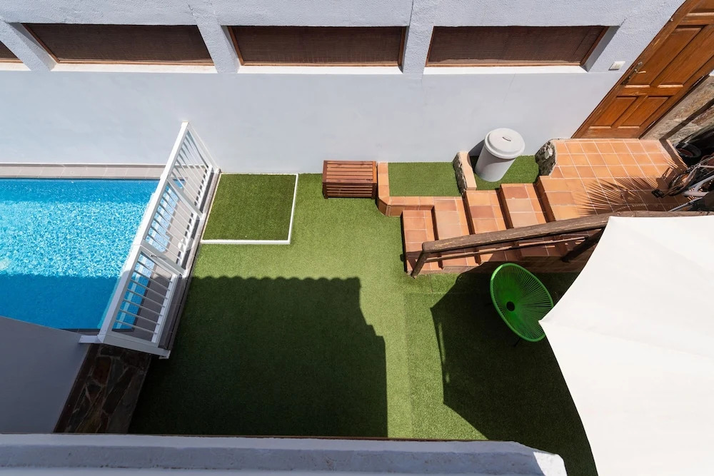 Great house with pool close to beach