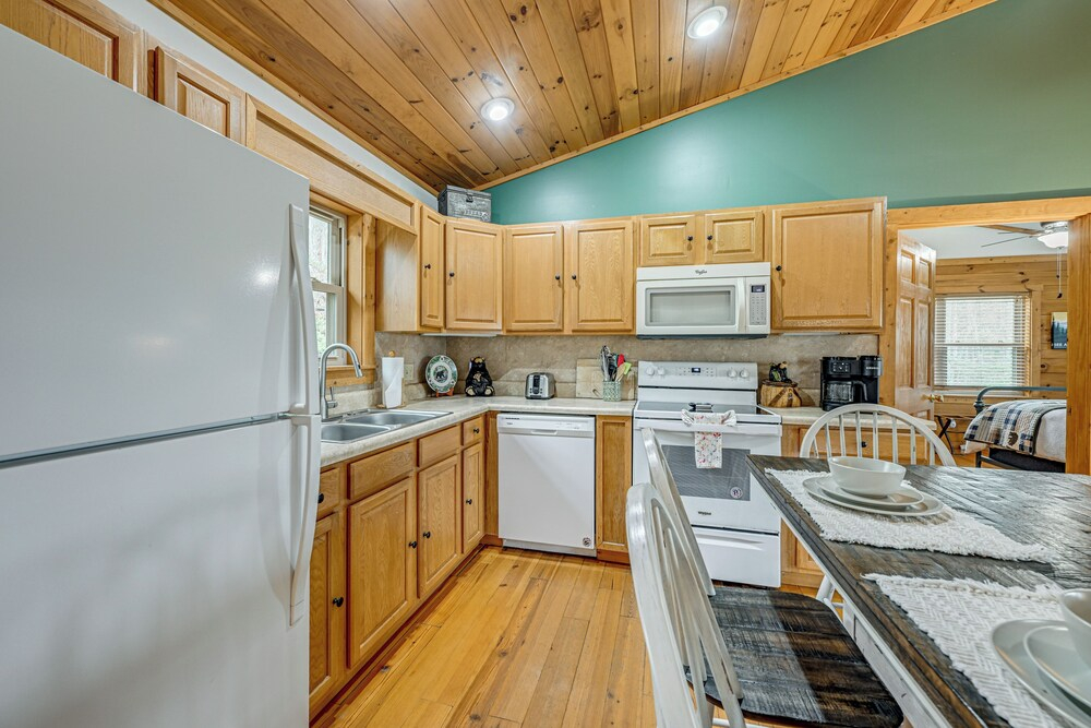Mtn-view Bryson City Cabin: 1 Mi to Deep Creek