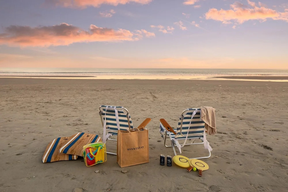 Ocean's Eye by Avantstay Beach Front Home w/ Roof Top, Pool & Putting Green!