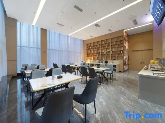 Yeste International Hotel (Guiyang Huaxi District Government Mingzhu Avenue Subway Station)