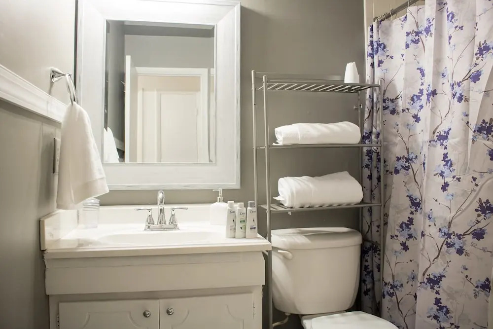Luxury 2 Bed Condo Near Downtown