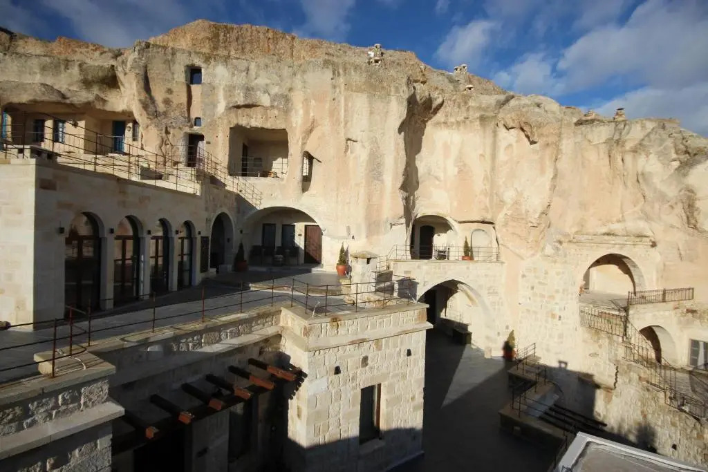 1811 Cave Hotel
