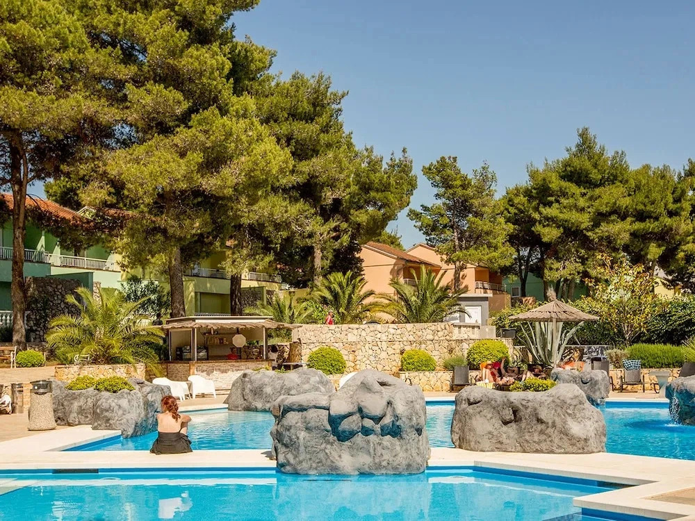 Well-Kept Apartment with AC Just 12km From Sibenik