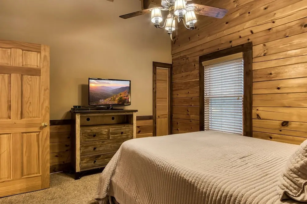 Cuddlin' Up, Er209 - Luxury At Its Finest And Location That Can't Be Beat! 2 Bedroom Cabin by RedAwning