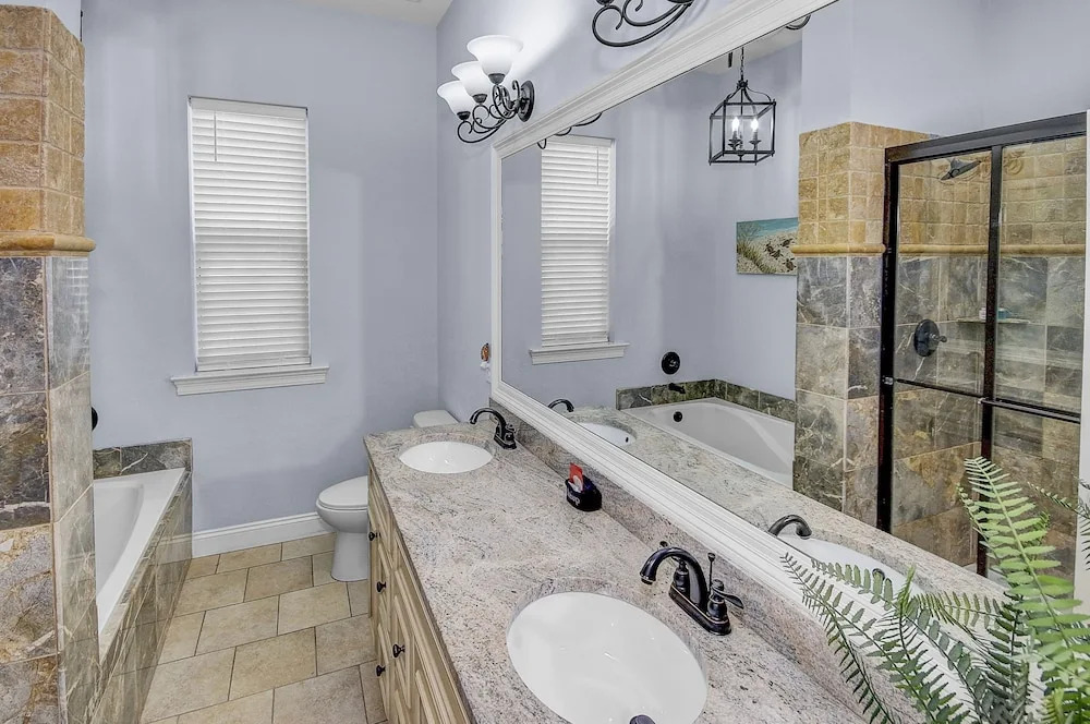 5 Bed, 5 Bath Beach Home/Only a 3 Minute Walk To The Beach! SLEEPS 12