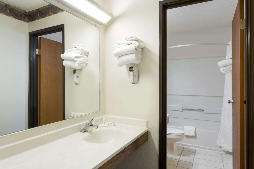 Super 8 by Wyndham Greensboro/Coliseum/Conv