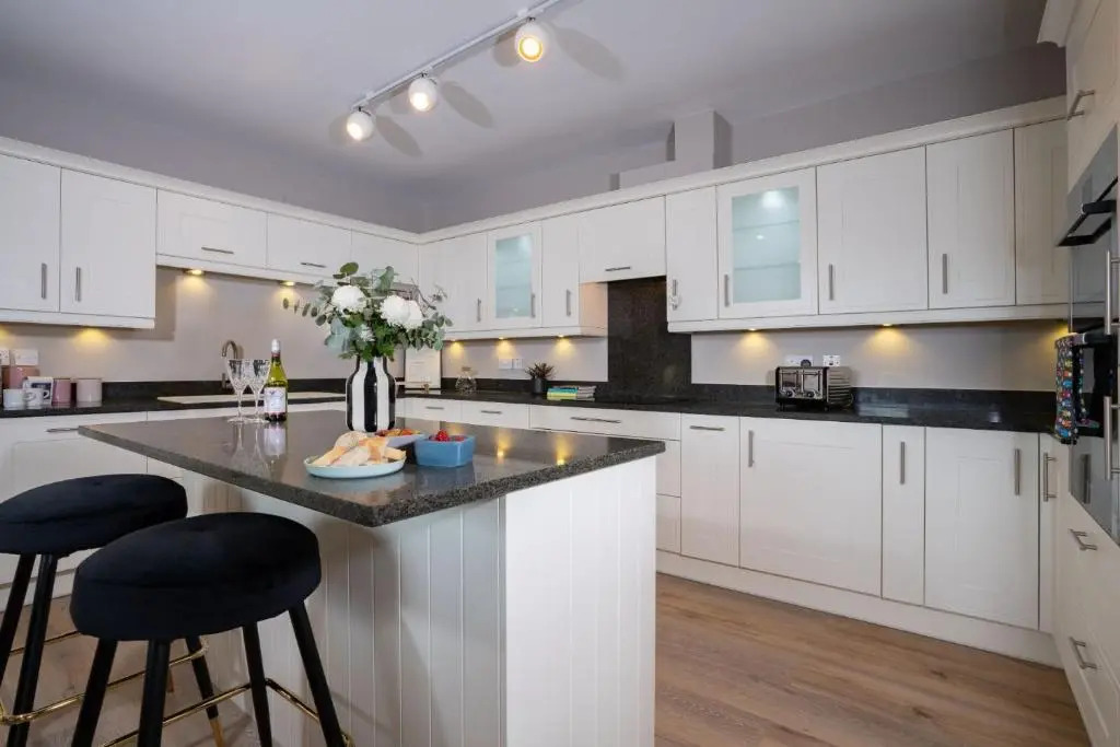 Brand New - Contemporary - 2 Bedroom - 2 Bathroom - Spacious Apartment - Lake Views
