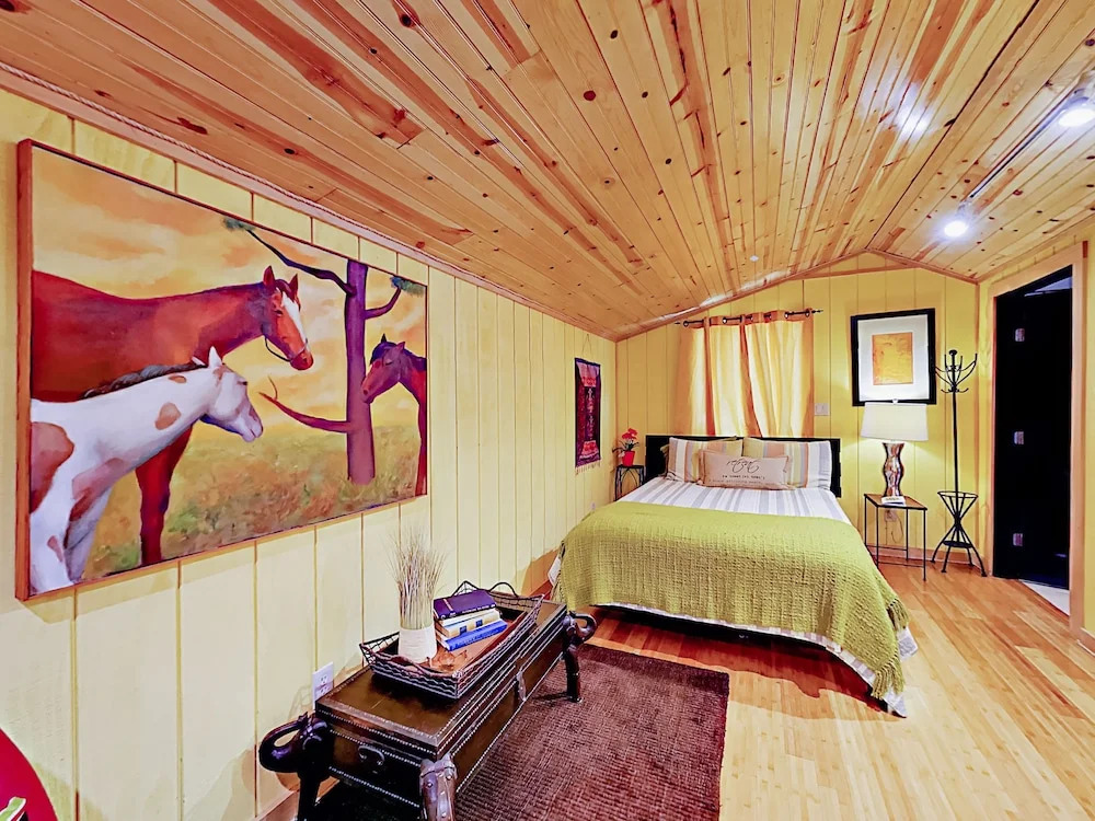 10202 Wommack Rd Cabin - 1 Br cabin by RedAwning