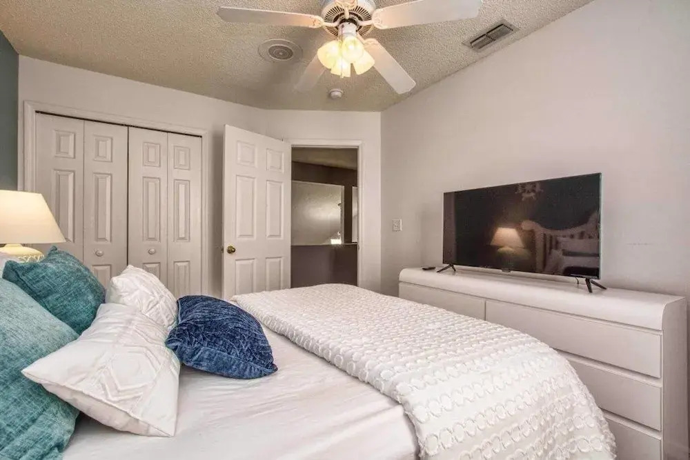 Beautiful Waterfront Home Close To Disney!large Spacious Layout, Pool & Wifi 4 Bedroom Home