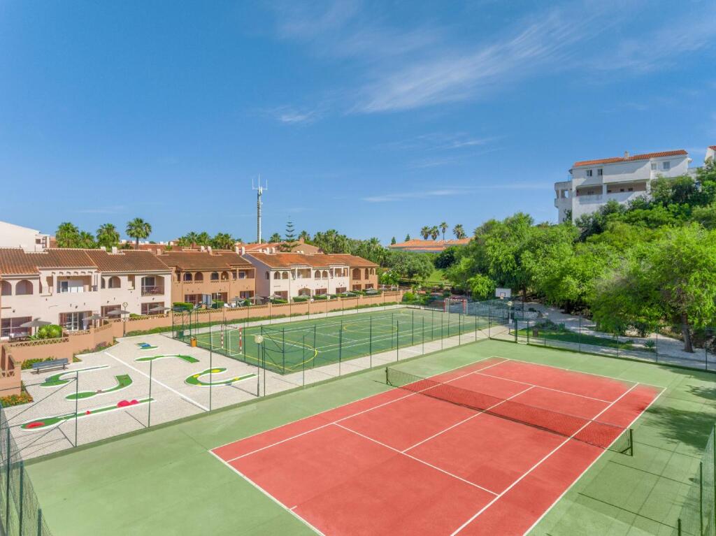 Отель Los Amigos Beach Club