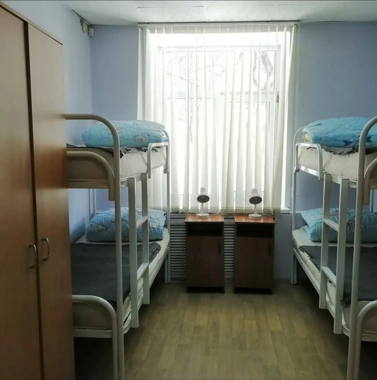 Красный диван