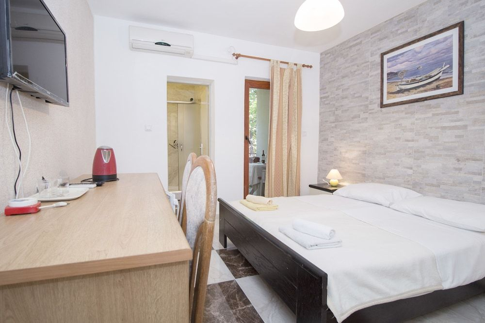 Apartments and rooms Eugenia