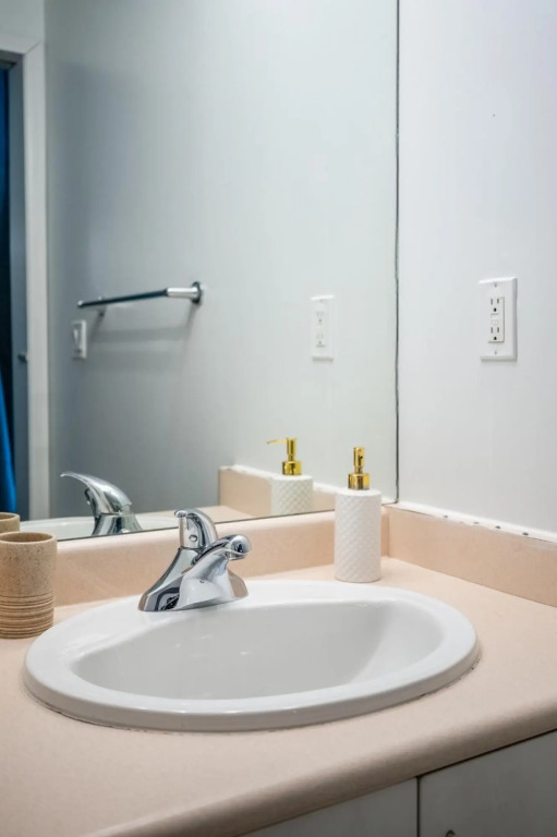 Modern Bright 1Br+Den Unit Downtown