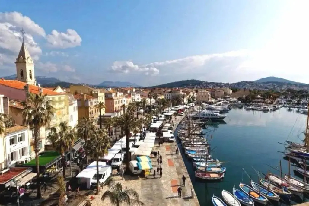 Maison de ville en plein cœur de Sanary 3 double chambres 105M2