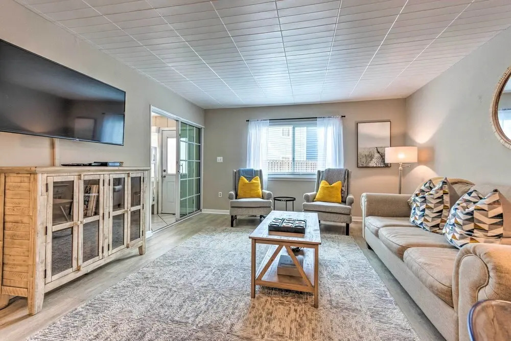 Sunny Destin Condo w/ Pool & Beach Access!