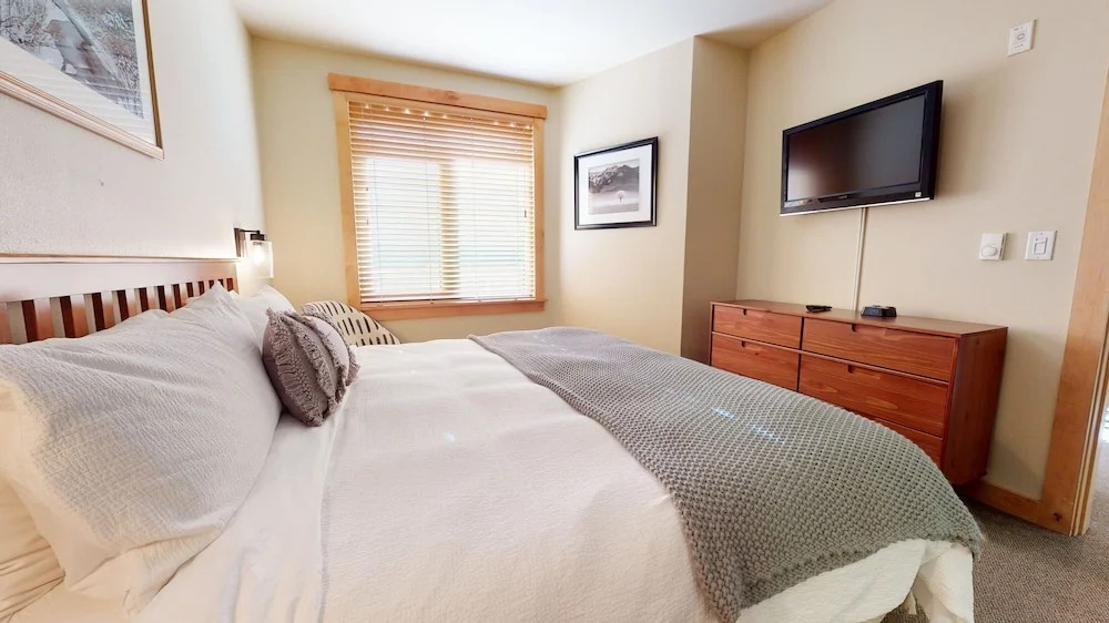 Sunstone 214 Updated Ski-In Ski-Out Condo with Great Complex Amenities by RedAwning