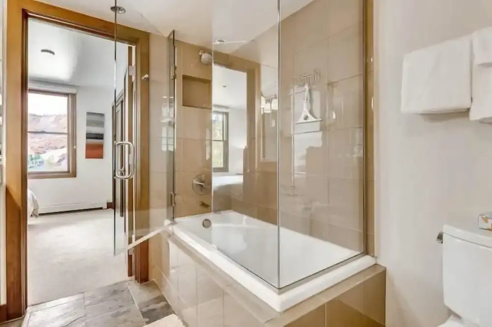 Ski In, Ski Out, 2 Bedroom Luxury Residence With Hot Tub Access And Expansive Views