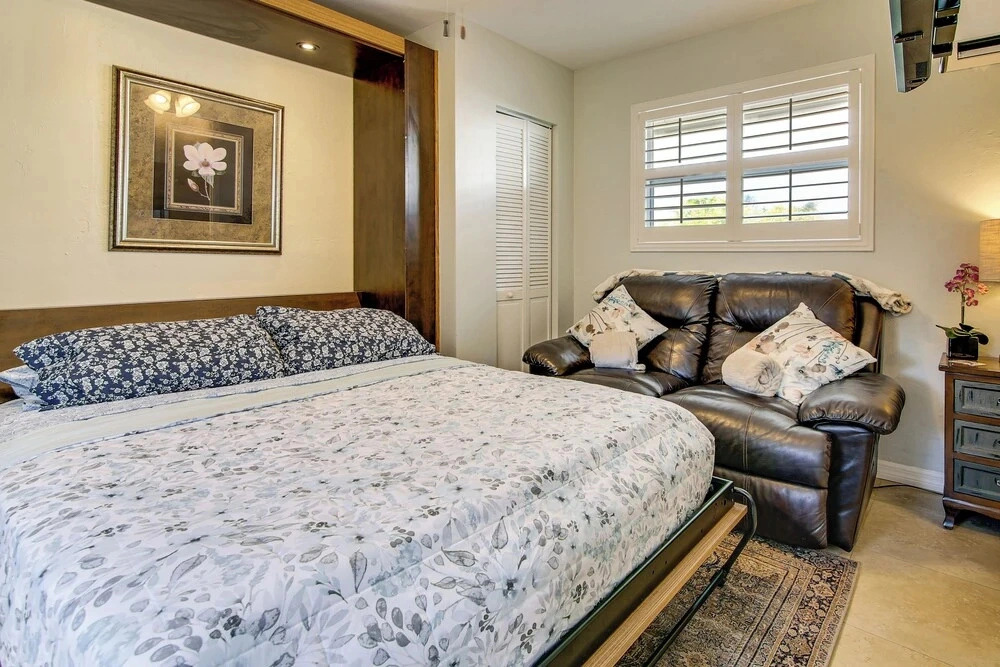 1 Mi to Vanderbilt Beach! Walkable Couples Haven