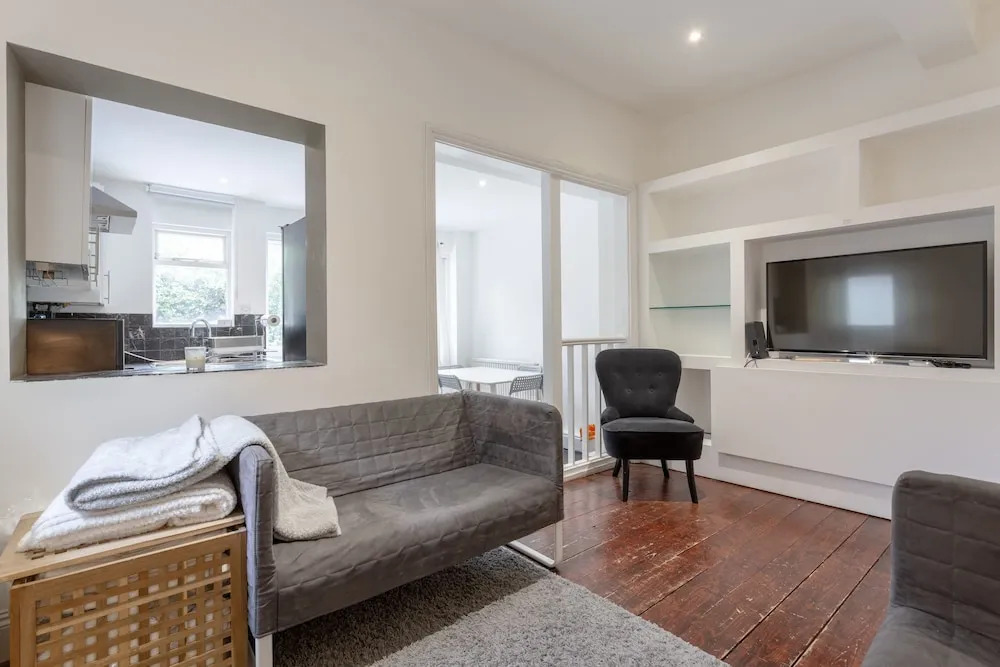 Modern 2 Bedroom in Queens Park With Garden