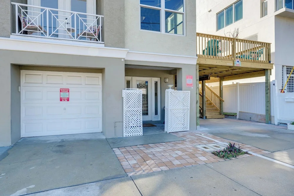 Colorful Townhome, Steps to Clearwater Beach!