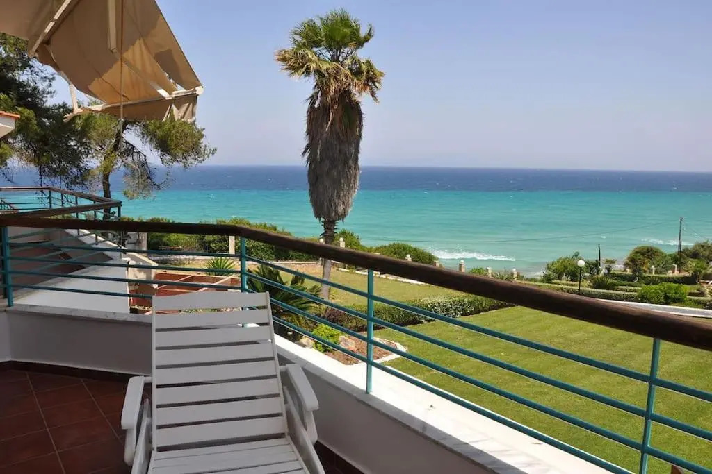 Yades elegant villa 2 minutes away from the beach