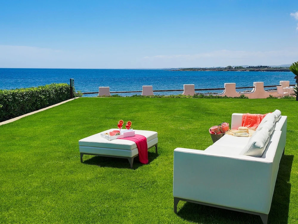 Exclusive Villa With Private Swimming Pool That Enjoys a Splendid Seafront View