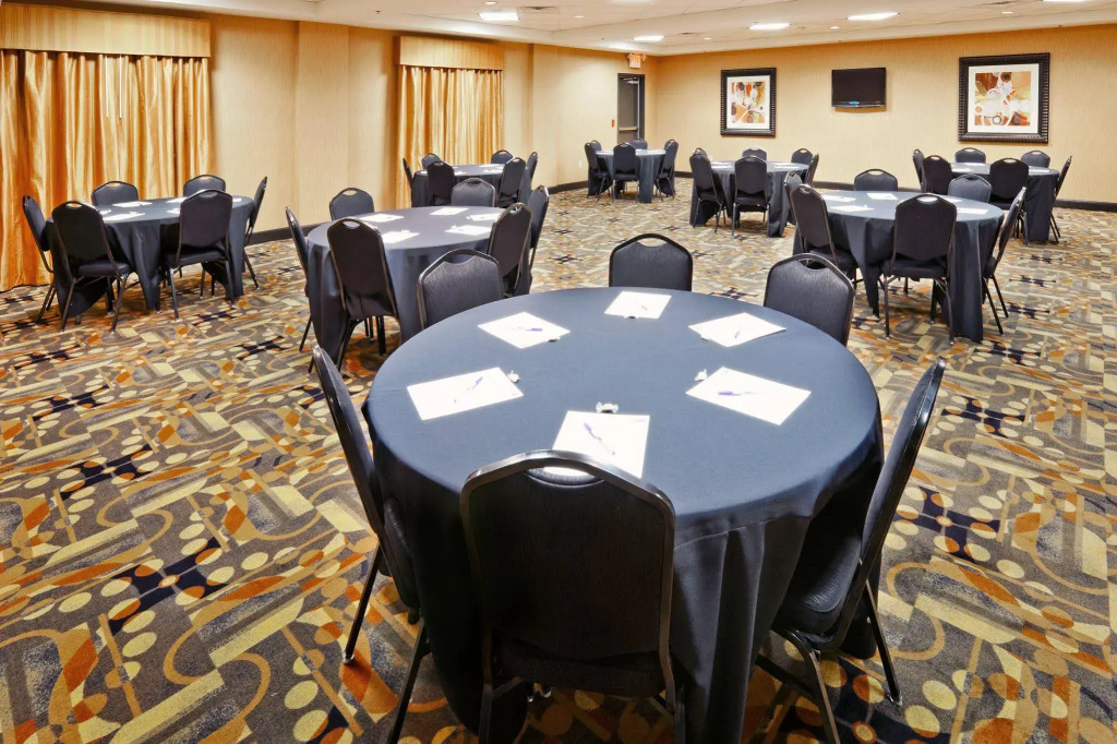 Holiday Inn Express & Suites - Denton North by IHG