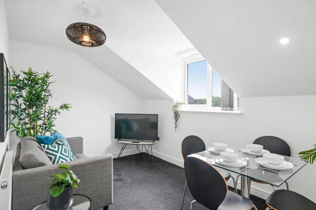 NEW 5 Sarah House by Truestays - 2 Bedroom Apartment - FREE Wifi & Parking