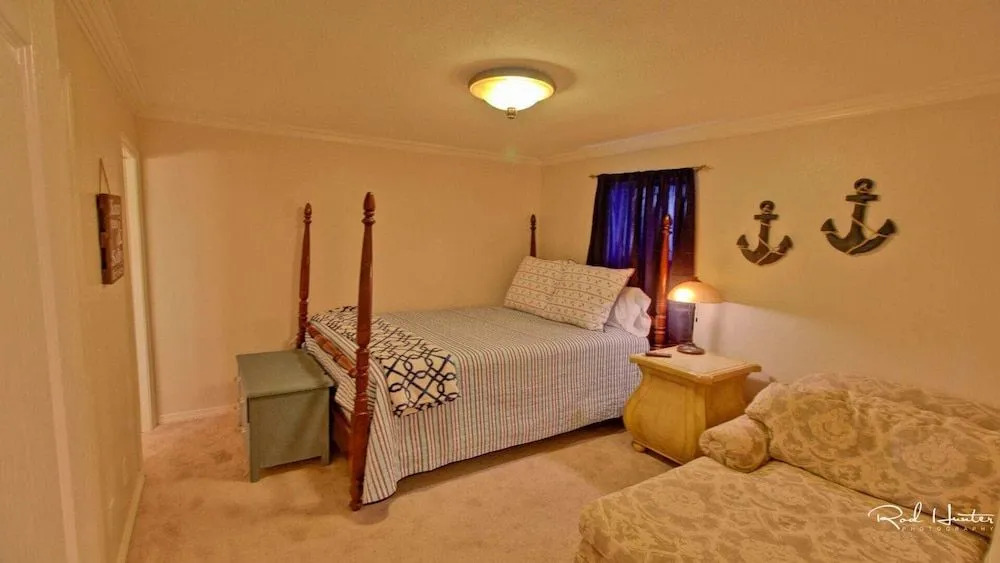 Seagull 101 Minium 3 Bedroom Condo by RedAwning