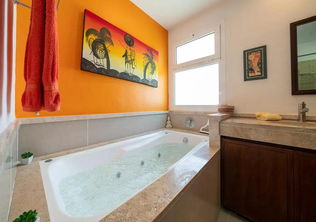 Quiet, Breezy Condo Near 5th Avenue And the Beach - Xaman 201