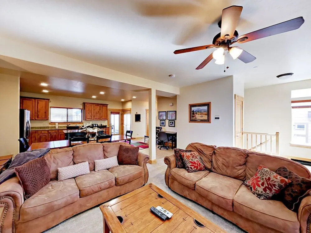 4BR 3.5BA Urban Alpine Home by RedAwning