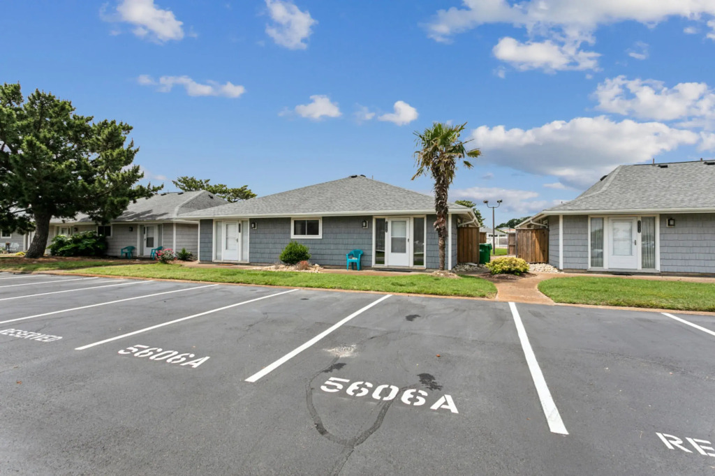 Beautiful Sea Gem - Condo 1 4 mi From Beach w Pool