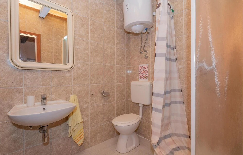 Beautiful Apartment in Sucuraj With 2 Bedrooms and Wifi