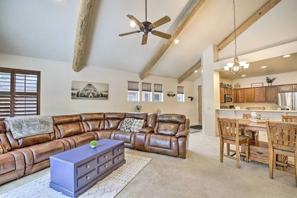 Deck & Gas Grill: Spacious Pinetop Cabin
