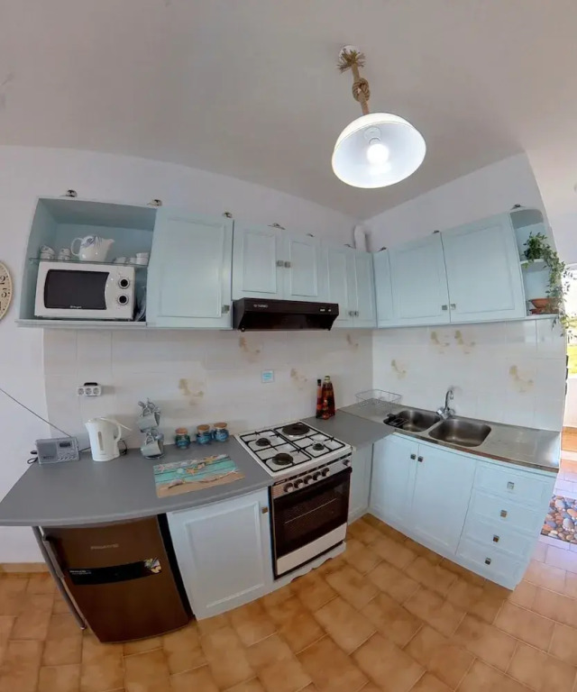 Blue House Beach Apartment - Sleeps 4 & Balcony