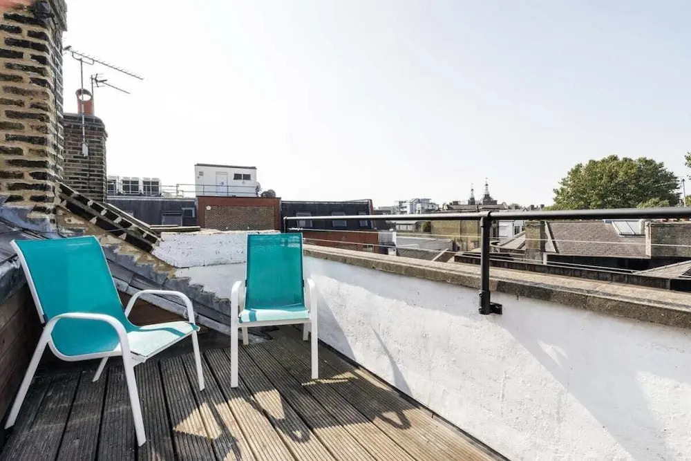 Spacious, Charming 3bd W/Balcony in Kennington