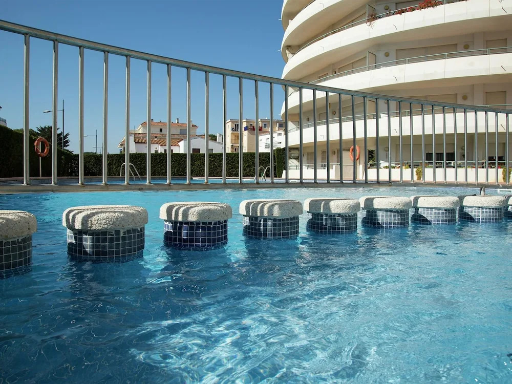 Beautiful apartment with pool for 4 in L'Estartit from at 50m. from the beach