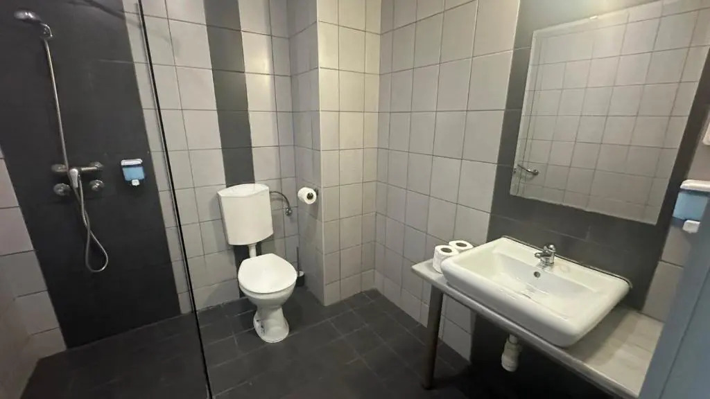 FREE PARKING, FREE BREAKFAST, only 15 minutes to City Center