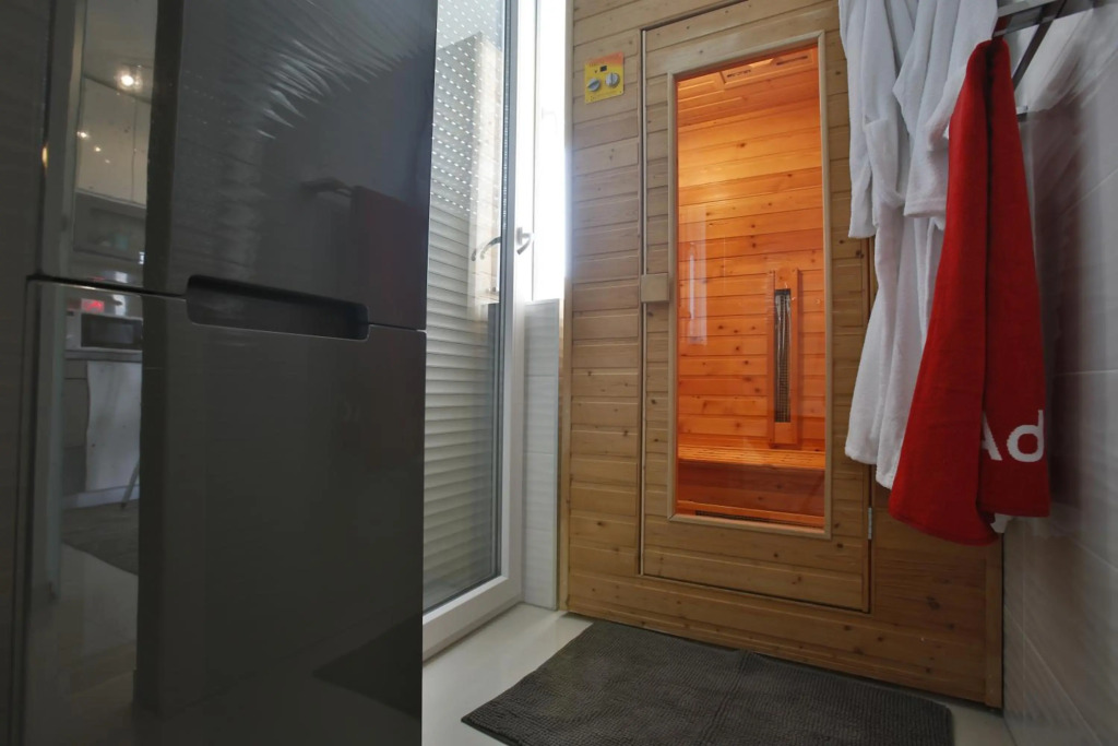Apartment Wave -Luxury massage chair-Infrared Sauna, Rainfall shower, Parking with video surveillance, Entry with PIN 0 - 24h, Book without credit card