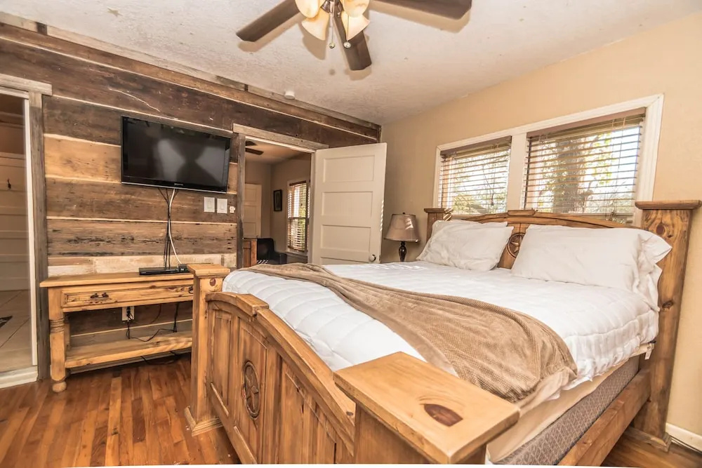 Geronimo Creek Retreat- Homestead Haus 3 Bedrooms 2 Bathrooms Cabin