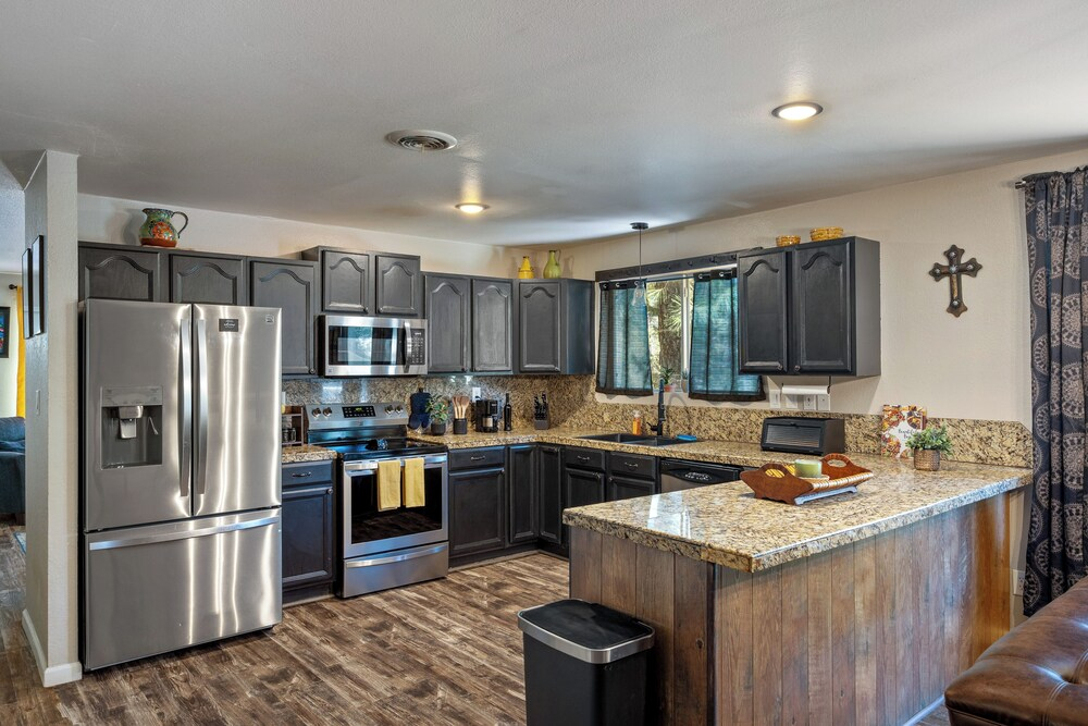 1 Mi to Fool Hollow Lake: Wooded Retreat w/ Deck!