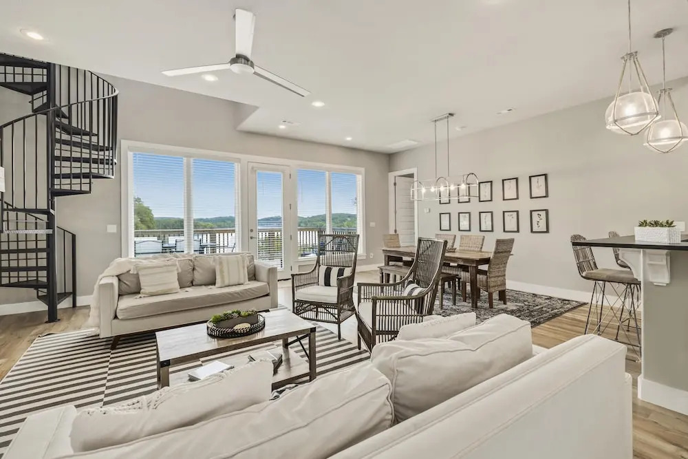 The Dogwood · Luxury Hot Tub· Lake Front Access ·