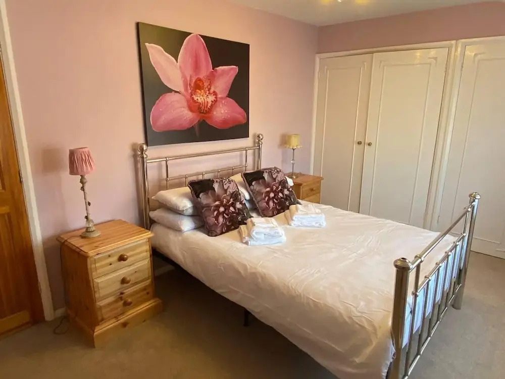 3 Bedroom Cottage, Sleeps 5 Village Location