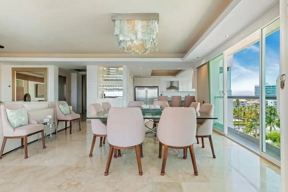 Luxury Oceanfront 4BR Condo - Pool - Ocean View